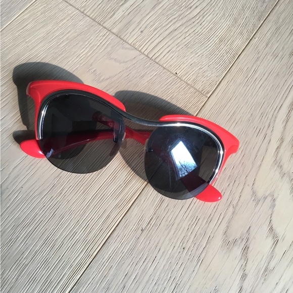 PRADA sunglasses with case - Picture 2 of 6
